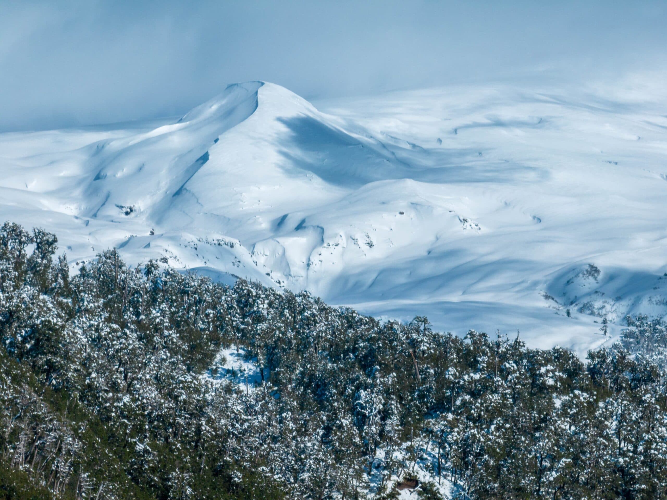 https://biosfera-austral-wp.test-3.soho.cl/wp-content/uploads/2025/10/ice-montain-scaled.jpeg